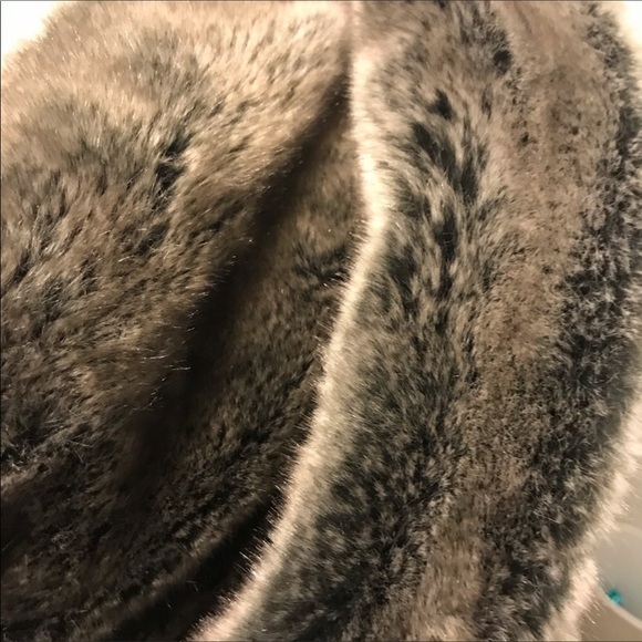 - Faux fur infinity scarf - Picture 3 of 4